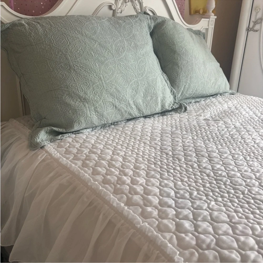 Vintage Quilt Ruffle Bedspread White Full Size Bed Ruffle Farmhouse Cottage Core